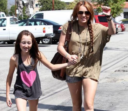 Fotos: Miley Cyrus sale a pasear con su hermana Noah