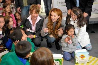 Miley Cyrus visito escuela en Bogota