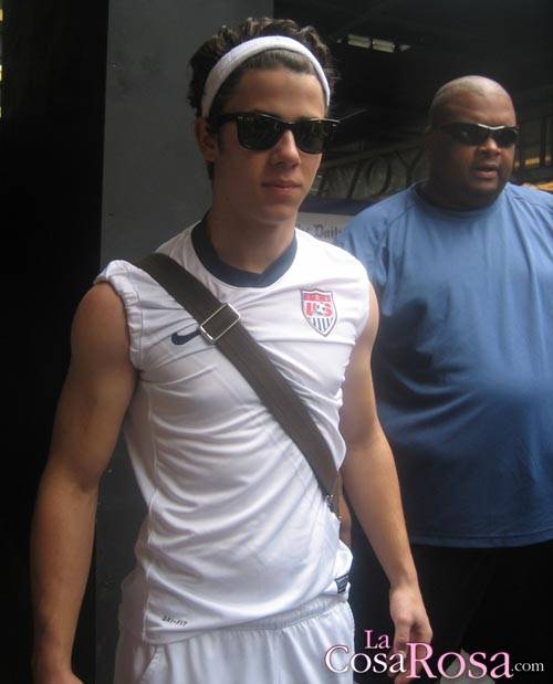 Los Jonas Brothers y Demi Lovato posponen gira por Nick Jonas Los Jonas Brothers y Demi Lovato posponen gira por Nick Jonas