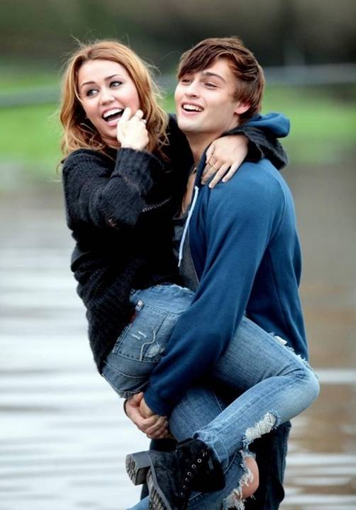 Miley Cyrus y Douglas Booth lucen cariñosos mientras filman L.O.L