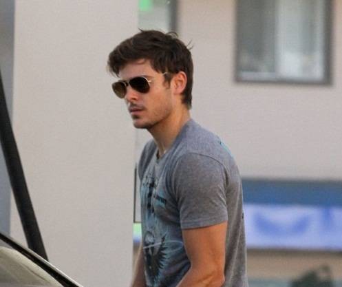 Zac Efron luce sensual barba