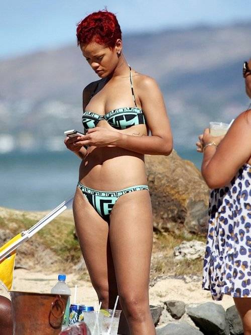 Rihanna captada en bikini durante el fin de semana en Hawái