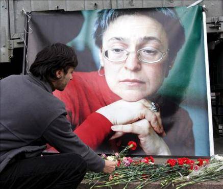 Los moscovitas rinden tributo a la periodista asesinada Anna Politkóvskaya