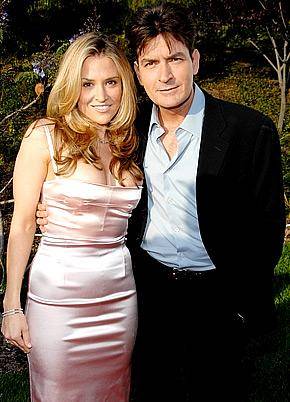 Brooke Mueller entra en rehabilitación tras su divorcio de Charlie Sheen