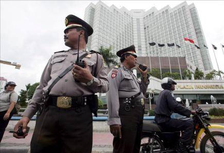Extremistas musulmanes queman y saquean dos iglesias cristianas en Indonesia