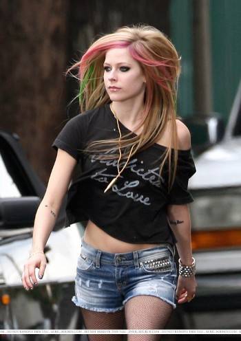 Vídeo: Avril Lavigne causa conmoción en el aeropuerto de Los Ángeles