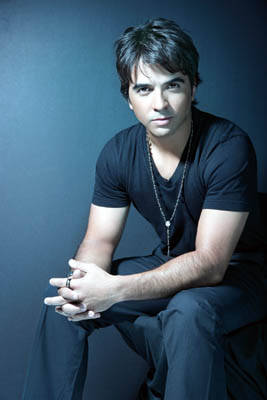 Luis Fonsi sale con modelo española