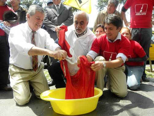 Candidatos a la alcaldía de San Isidro lavaron la Bandera Nacional
