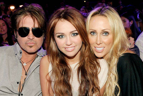 Miley Cyrus quiere unir a sus padres en su cumpleaños