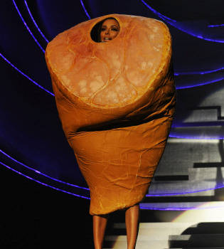 Eva Longoria al estilo de Lady Gaga aparece disfrazada de jamón en los MTV EMA