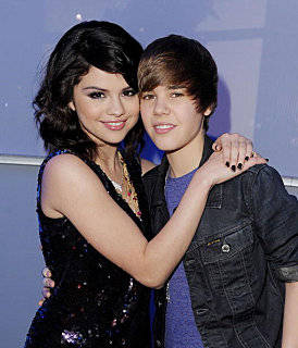 Beso entre Justin Bieber y Selena Gómez es inmortalizado por Youtube