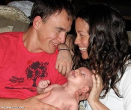 Fotografía en Twitter de Alanis Morissette y su bebé recién nacido