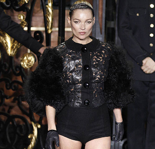 Kate Moss brilló en la pasarela parisina con Louis Vuitton