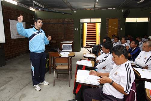 Docentes del Real Madrid entrenan a técnicos de escuela sociodeportiva Martin Luther King, de El Agustino