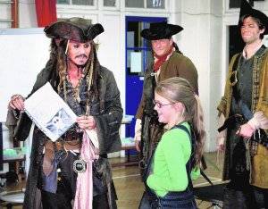 Johnny Depp visita a una pequeña fan en su escuela