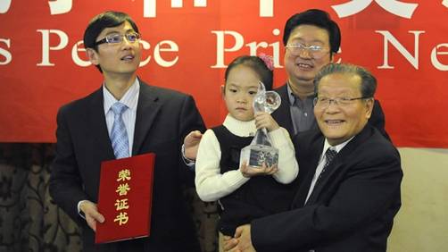 Una niña recibe el 'Nobel' alterno de la Paz que entregó el gobierno chino