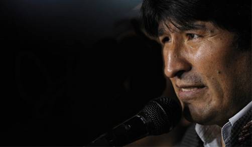 Bolivia: Evo Morales aplaza alza en precio de los carburantes