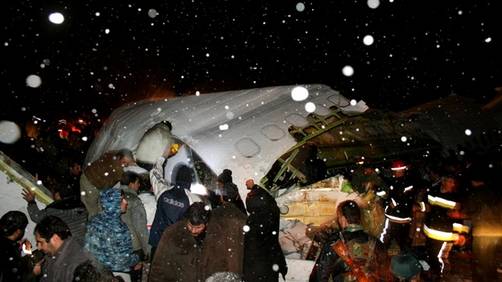 Irán: El número de muertos en el avión estrellado asciende a 77