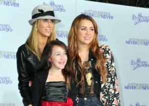 Miley Cyrus en familia al estreno de película de Justin Bieber