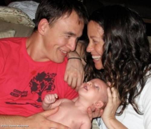 Alanis Morissette publica una foto de su bebé en Facebook