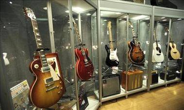 Guitarras de Eric Clapton son subastadas por 2,15 millones de dólares