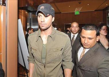 Enrique Iglesias de fiesta en Miami Beach