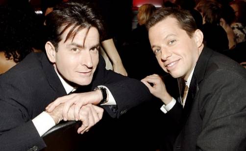 Charlie Sheen trata de traidos a Jon Cryer