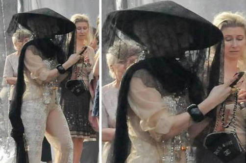 Lady Gaga desconcierta con look de velorio en la graduación de su hermana