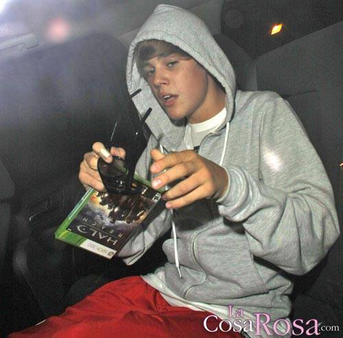 Justin Bieber no pudo pasar inadvertido en la presentación de Halo Reach de Xbox