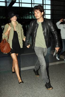 Orlando Bloom y Miranda Kerr fueron fotografiados en el aeropuerto de Los Ángeles