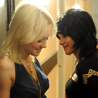 Kristen Stewart y Dakota Fanning llegan a España para la promoción The Runaways