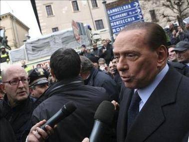 Coches con chicas entraron sin control alguno en la residencia de Berlusconi