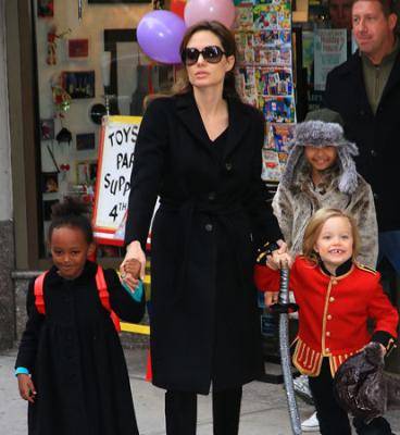 Shiloh Jolie-Pitt es fotografiada vestida de soldado