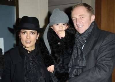 Salma Hayek visitó exhibición de muñecas con su familia