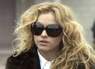 Trasladan cuerpo de papá de Paulina Rubio al cementerio Francés