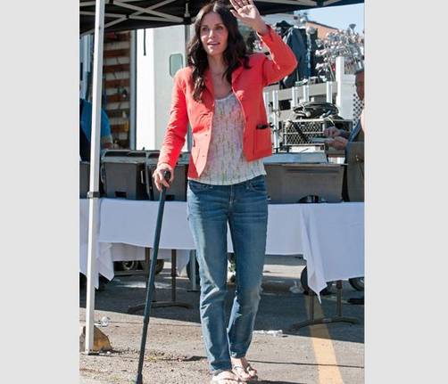 Courteney Cox camina con bastón de ancianos