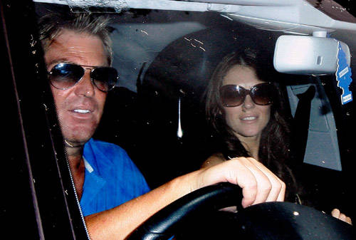 Elizabeth Hurley en Australia con Shane Warne