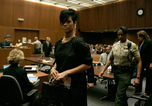 Rihanna permite a su ex acercarse solo en los Grammy
