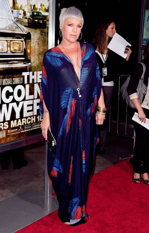 Pink se pasea en la alfombra roja del estreno de 'The Lincoln Lawyer'
