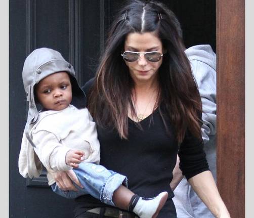 Sandra Bullock fotografiada con su hijo en Texas