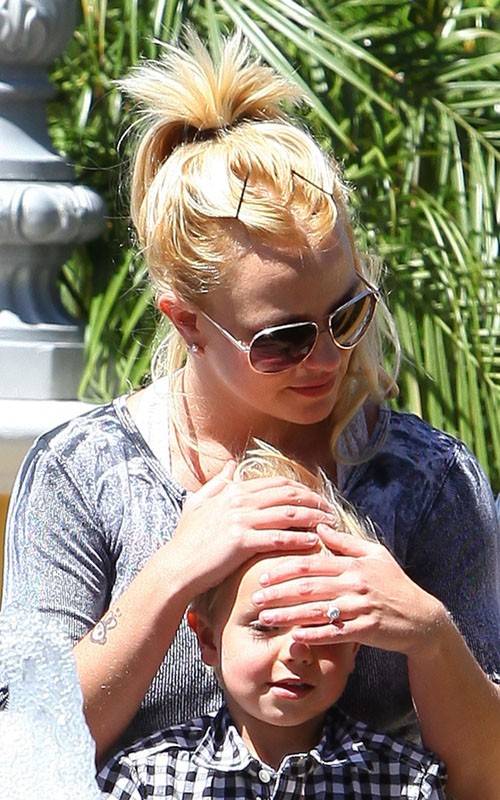 Britney Spears luce anillo de 'compromiso'