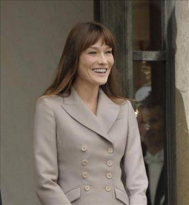 Carla Bruni canta en un disco benéfico