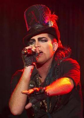 Adam Lambert podría no cantar en Malasia