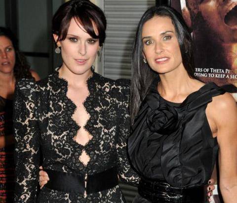 Hija de Demi Moore sale con actor de Glee
