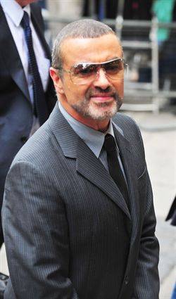 George Michael sale de la cárcel tras cumplir 27 días de su condena