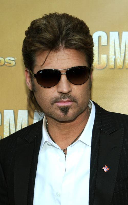 Billy Ray Cyrus se prensetó en los premios CMA