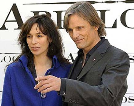 Viggo Mortensen y Ariadna Gil, muy cariñosos en Madrid