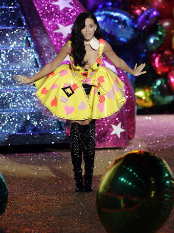 Katy Perry pone la nota de color en el desfile de Victoria's Secret