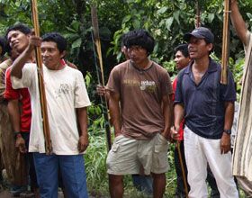 SIGUE HUELGA DE NATIVOS SIGUE HUELGA DE NATIVOS