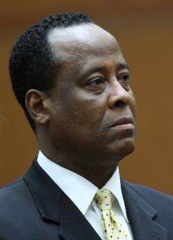 Caso Michael Jackson: Conrad Murray irá a juicio y se le impide ejercer en California